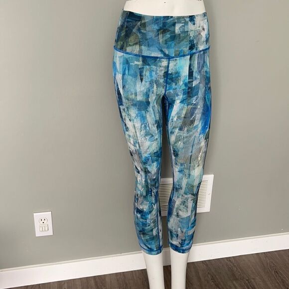 Lululemon size 4 capris - Picture 1 of 4